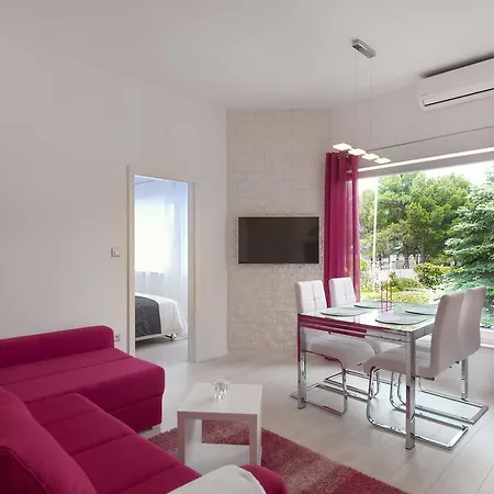 The Beach Apartments Split Room photo