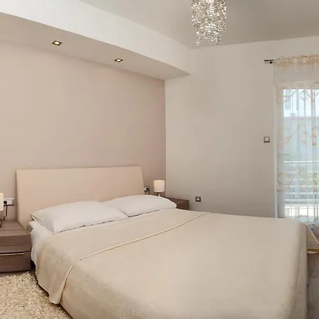 The Beach Apartments Split Room photo